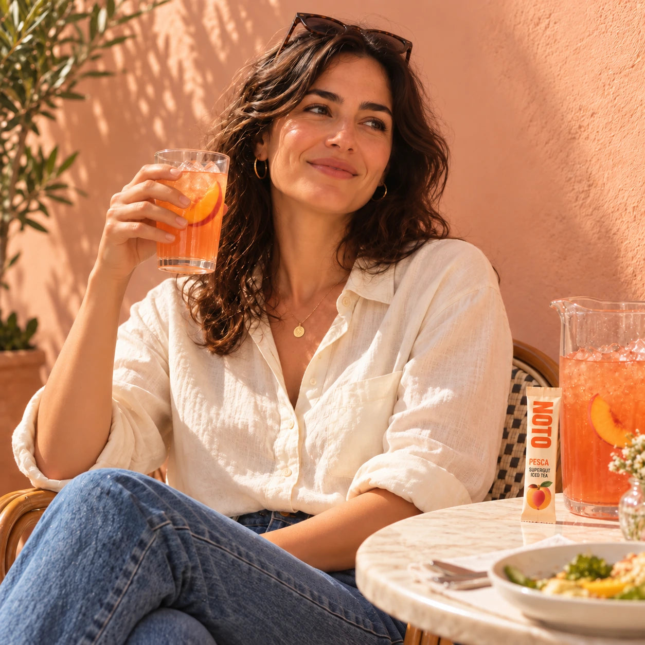 Relaxed after-lunch moment with a peach iced tea